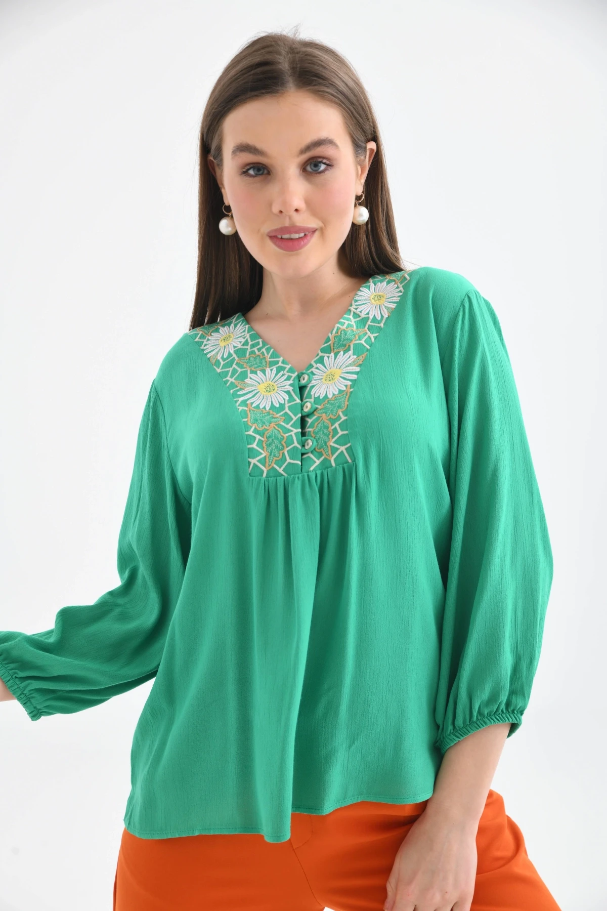 V Yaka Nakış Detaylı Bluz