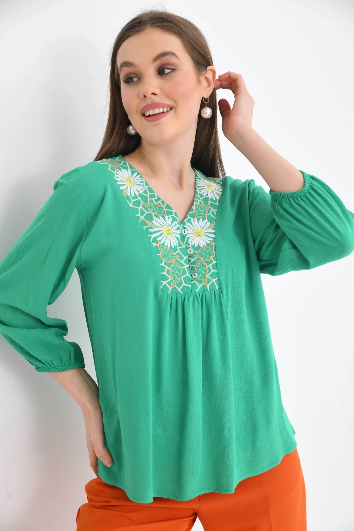 V Yaka Nakış Detaylı Bluz