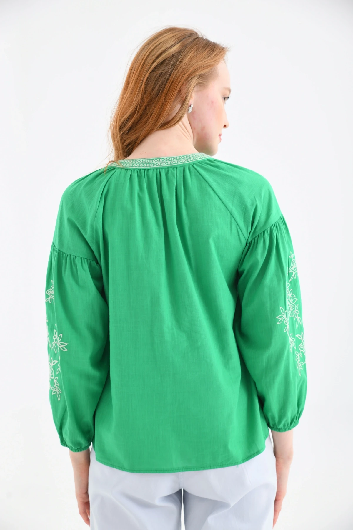 Geniş Yaka Bağlama Detay Nakışlı Dokuma Bluz