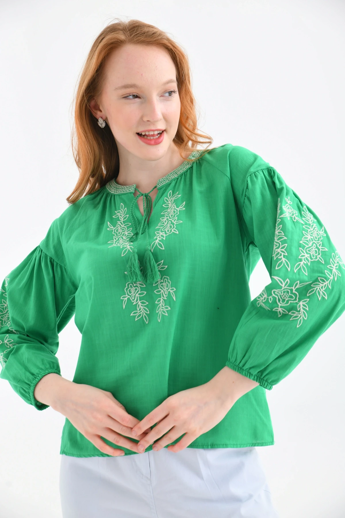 Geniş Yaka Bağlama Detay Nakışlı Dokuma Bluz