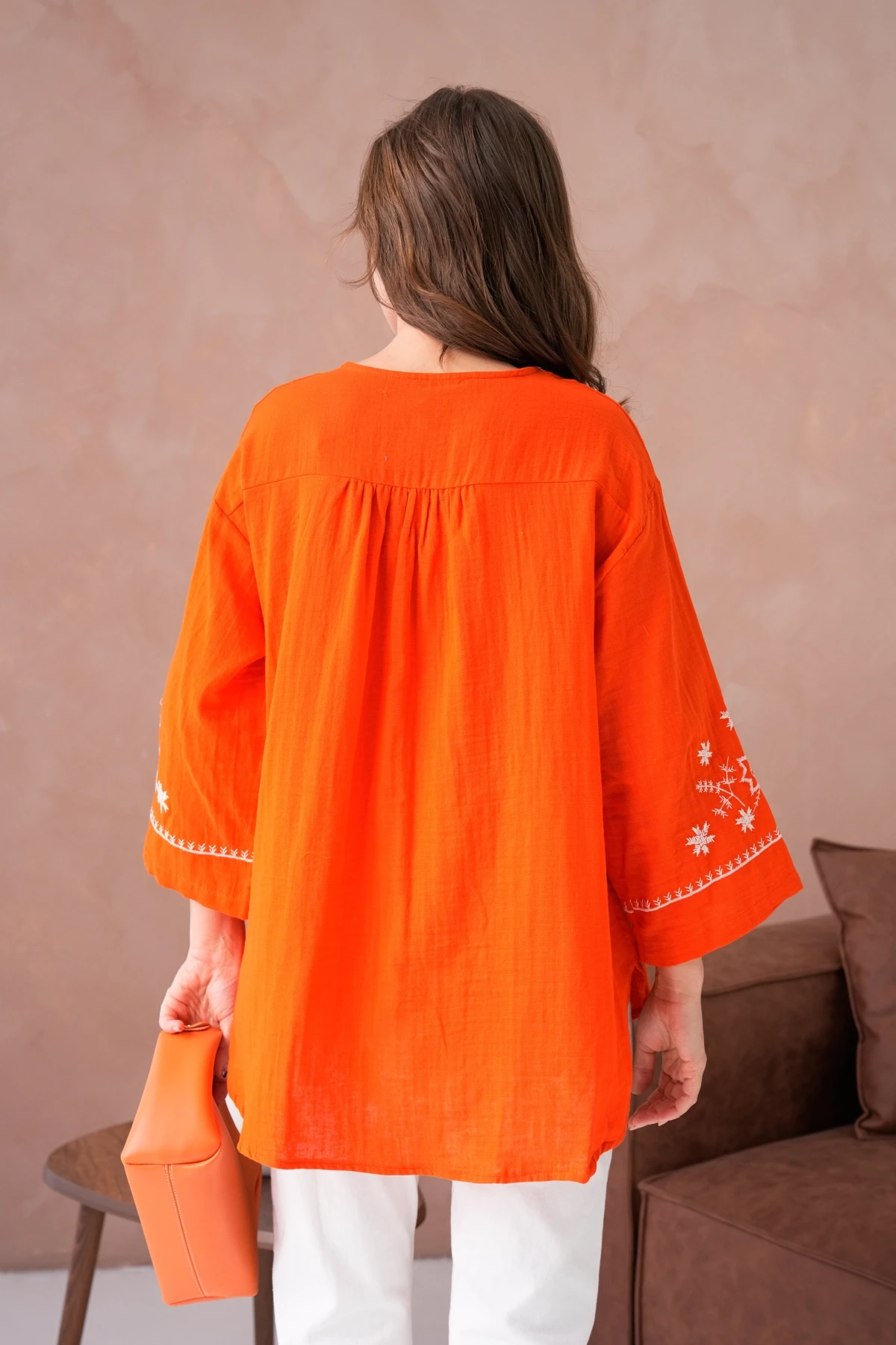 Yuvarlak Yaka Nakış İşleme Taş Detaylı Geniş Kol Salaş Dokuma Tunik
