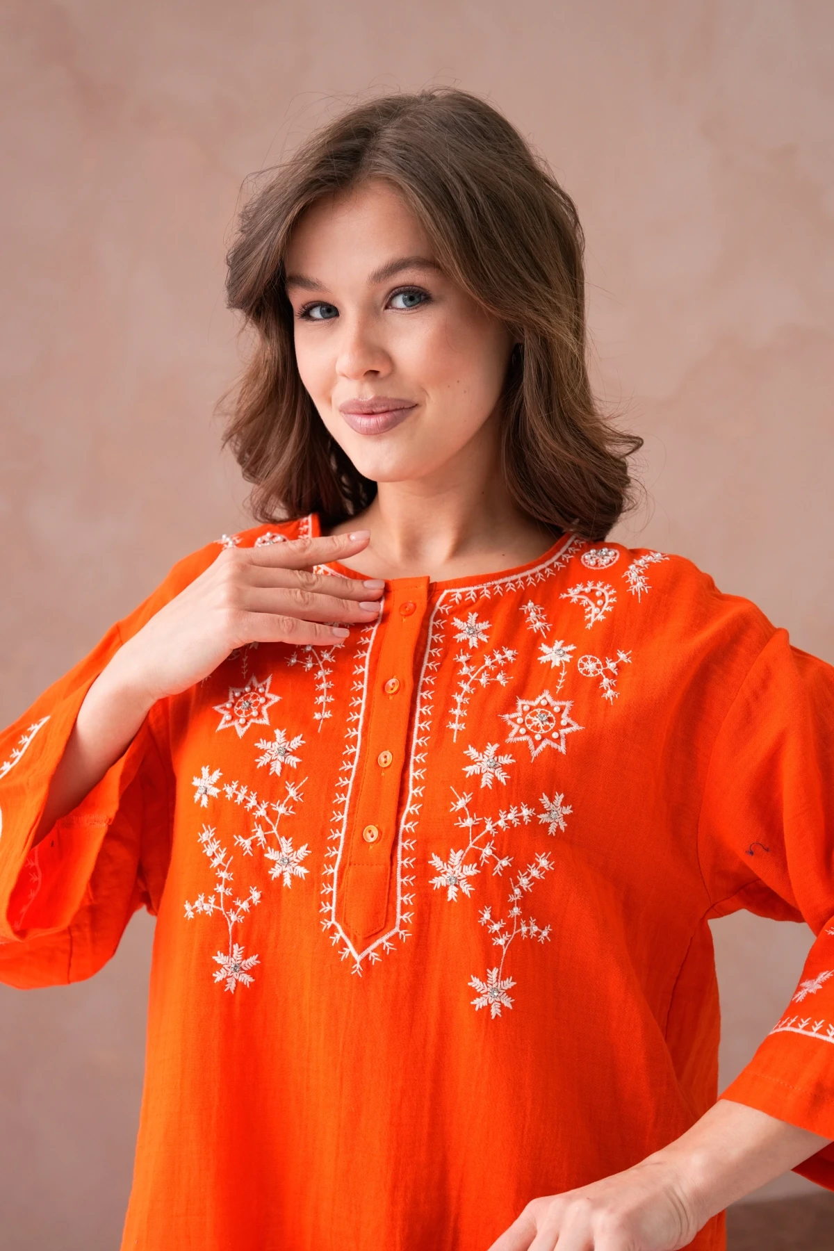 Yuvarlak Yaka Nakış İşleme Taş Detaylı Geniş Kol Salaş Dokuma Tunik