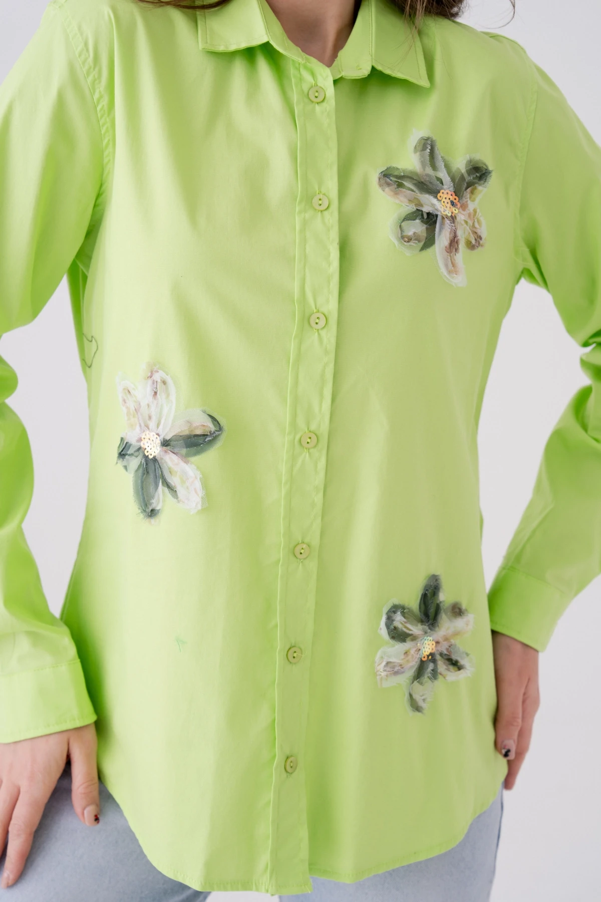 Gömlek Yaka Düğme Detaylı Aplikeli Dokuma Gömlek