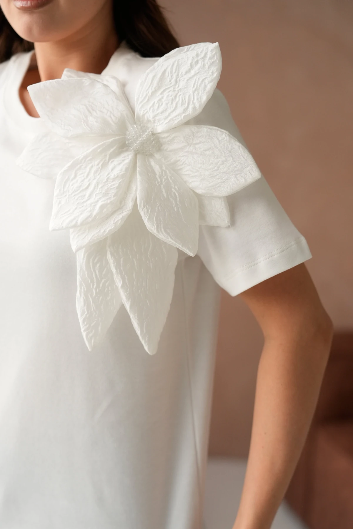 Gül Aksesuarlı Basic T-Shirt