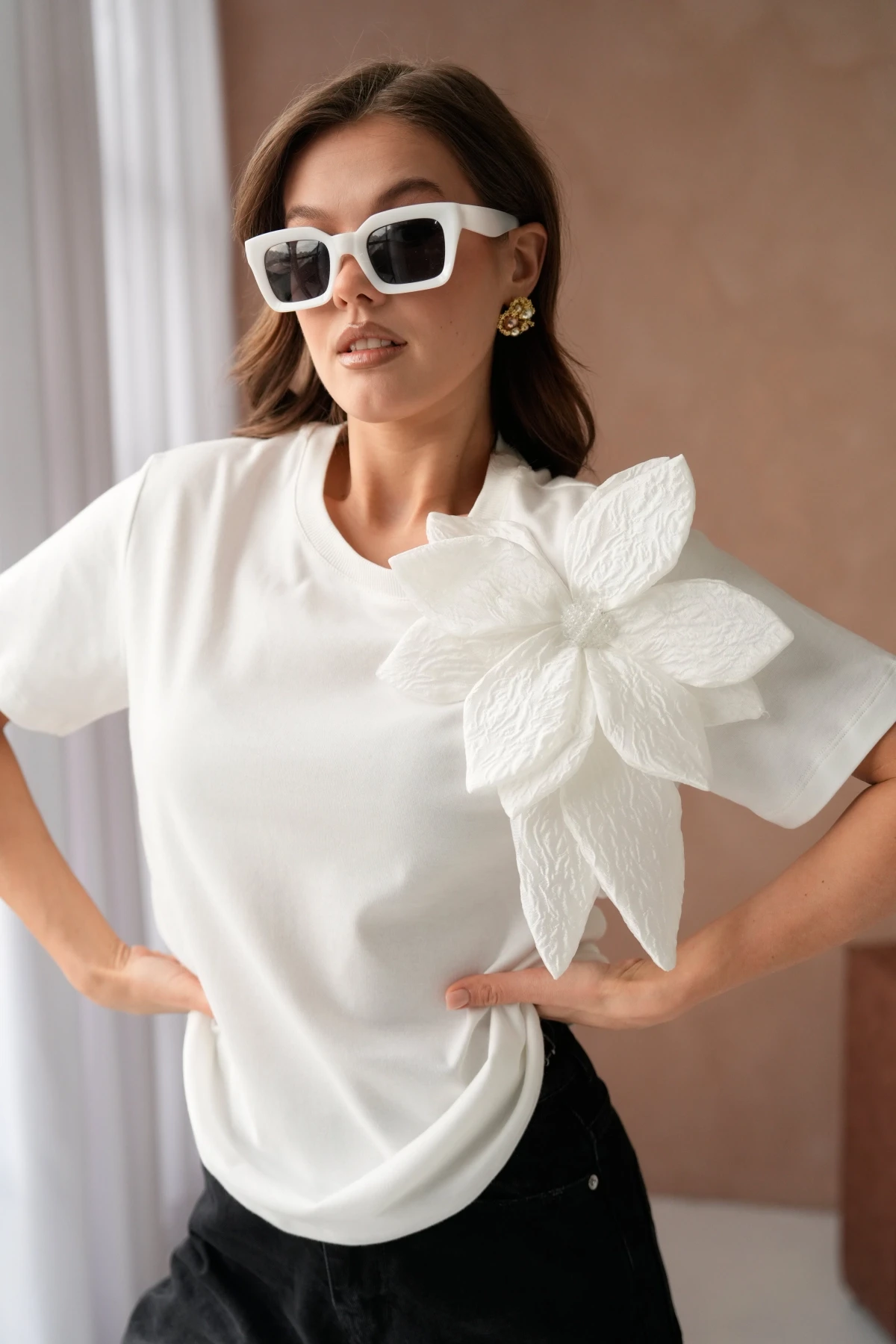 Gül Aksesuarlı Basic T-Shirt