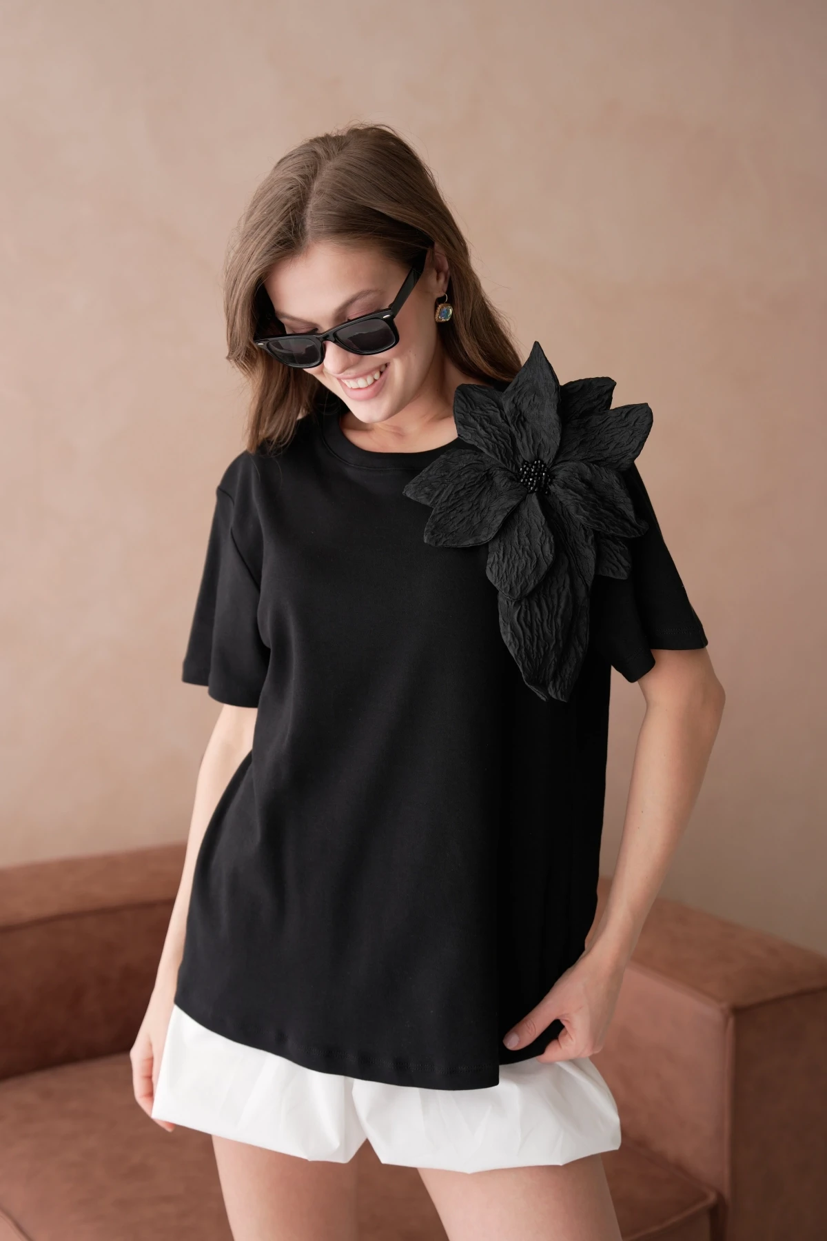 Gül Aksesuarlı Basic T-Shirt