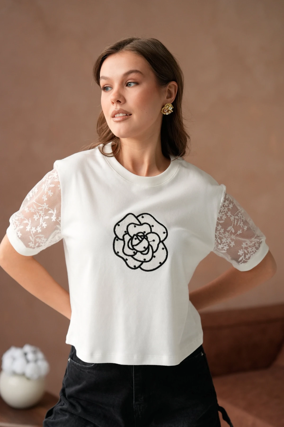 Bisiklet Yaka Kolları Dantelli Önyüzünde Gül Desen Nakışlı Basic T-Shirt