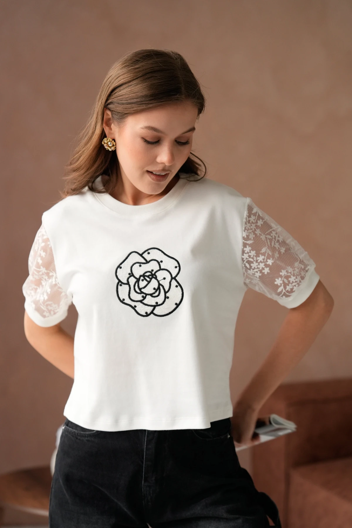 Bisiklet Yaka Kolları Dantelli Önyüzünde Gül Desen Nakışlı Basic T-Shirt