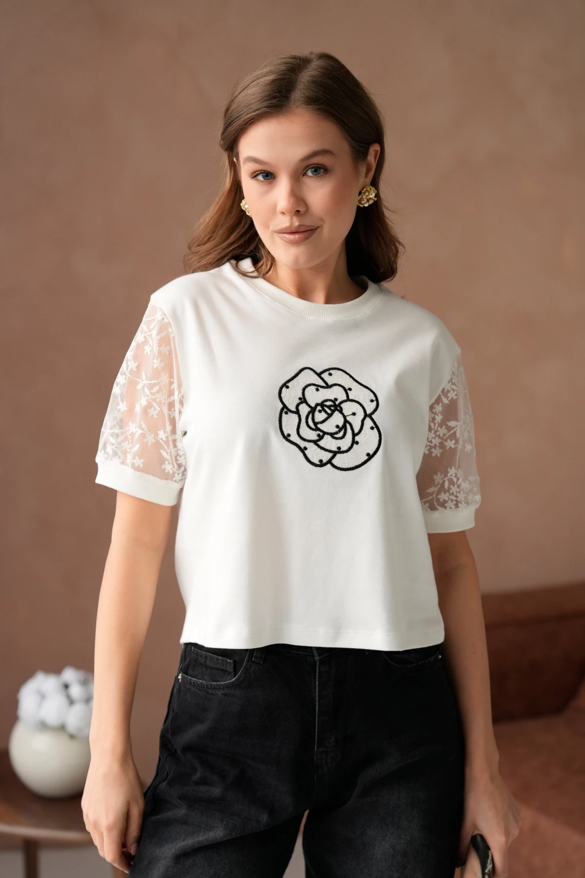 Bisiklet Yaka Kolları Dantelli Önyüzünde Gül Desen Nakışlı Basic T-Shirt