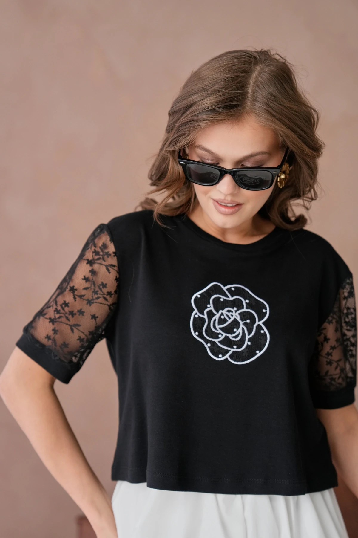 Bisiklet Yaka Kolları Dantelli Önyüzünde Gül Desen Nakışlı Basic T-Shirt