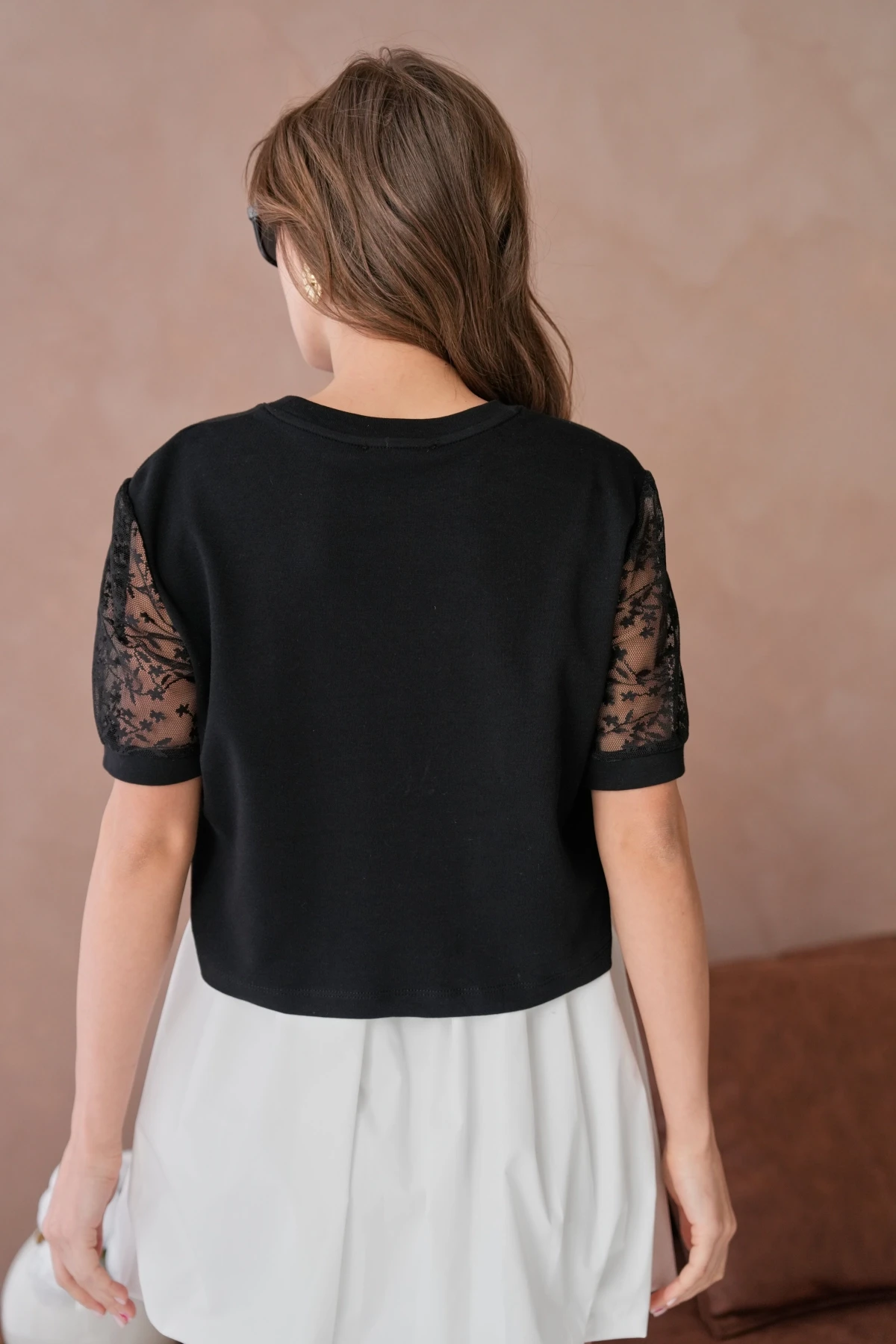 Bisiklet Yaka Kolları Dantelli Önyüzünde Gül Desen Nakışlı Basic T-Shirt