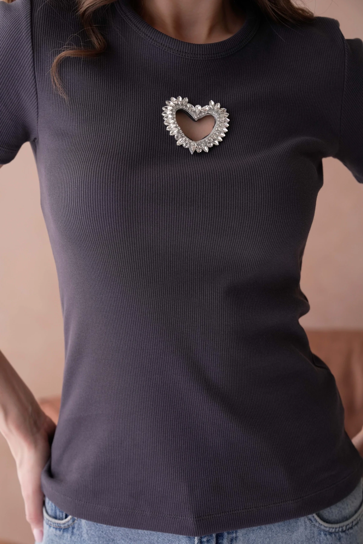 Bisiklet Yaka Ön Yüzünde Taş Kalp Aksesuarlı  Slim Fitilli T-Shirt