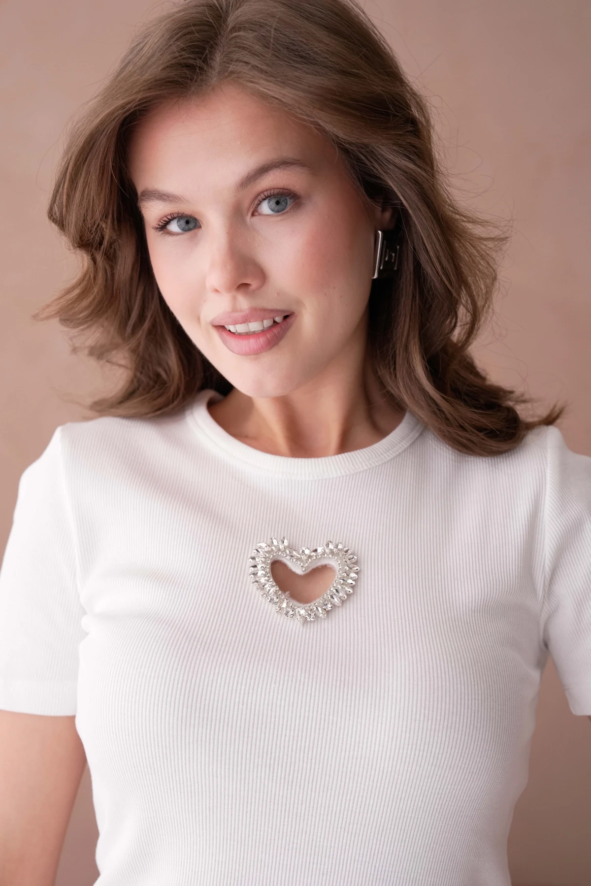 Bisiklet Yaka Ön Yüzünde Taş Kalp Aksesuarlı  Slim Fitilli T-Shirt