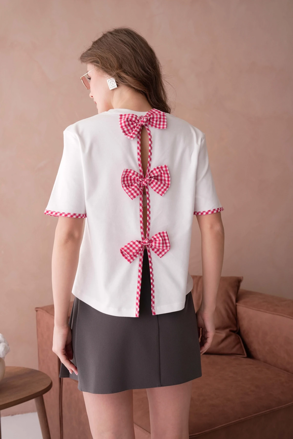 Bisiklet Yaka Sırtı 3 Fiyonk Detaylı T-Shirt