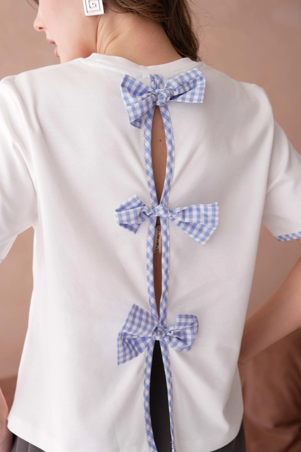 Bisiklet Yaka Sırtı 3 Fiyonk Detaylı T-Shirt