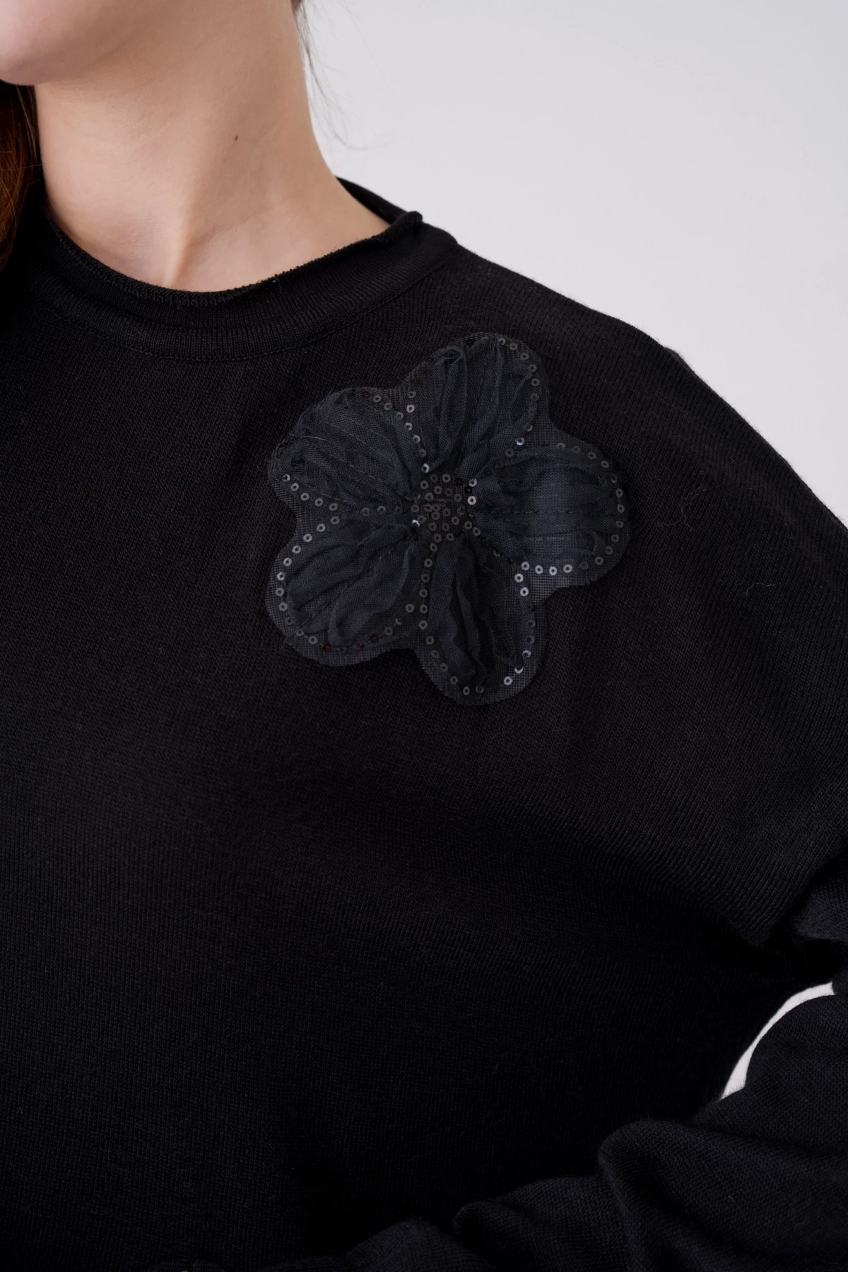 Bisiklet Yaka Yırtmaçlı Salaş Aplikeli Triko Kazak