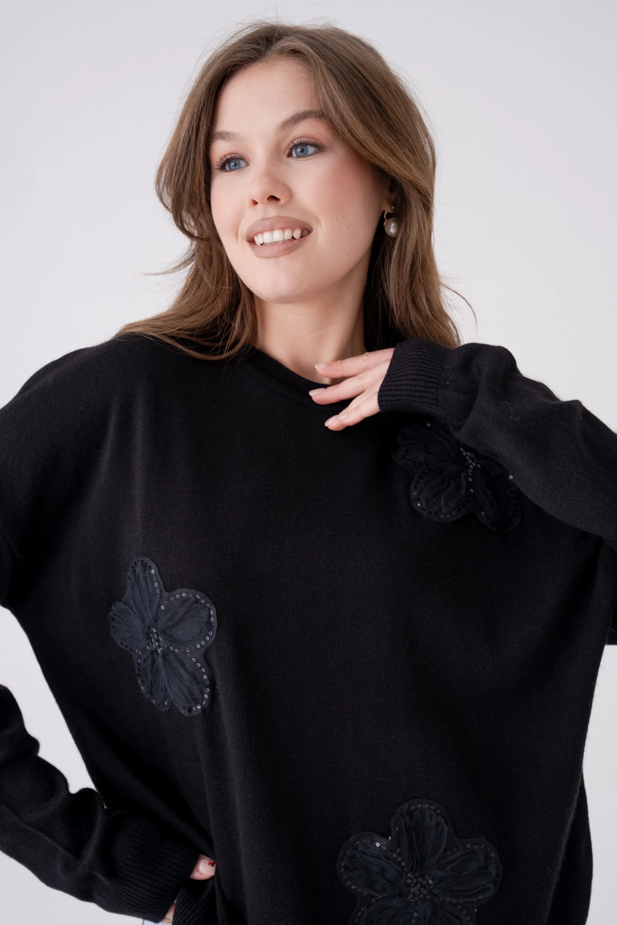 Bisiklet Yaka Yırtmaçlı Salaş Aplikeli Triko Kazak