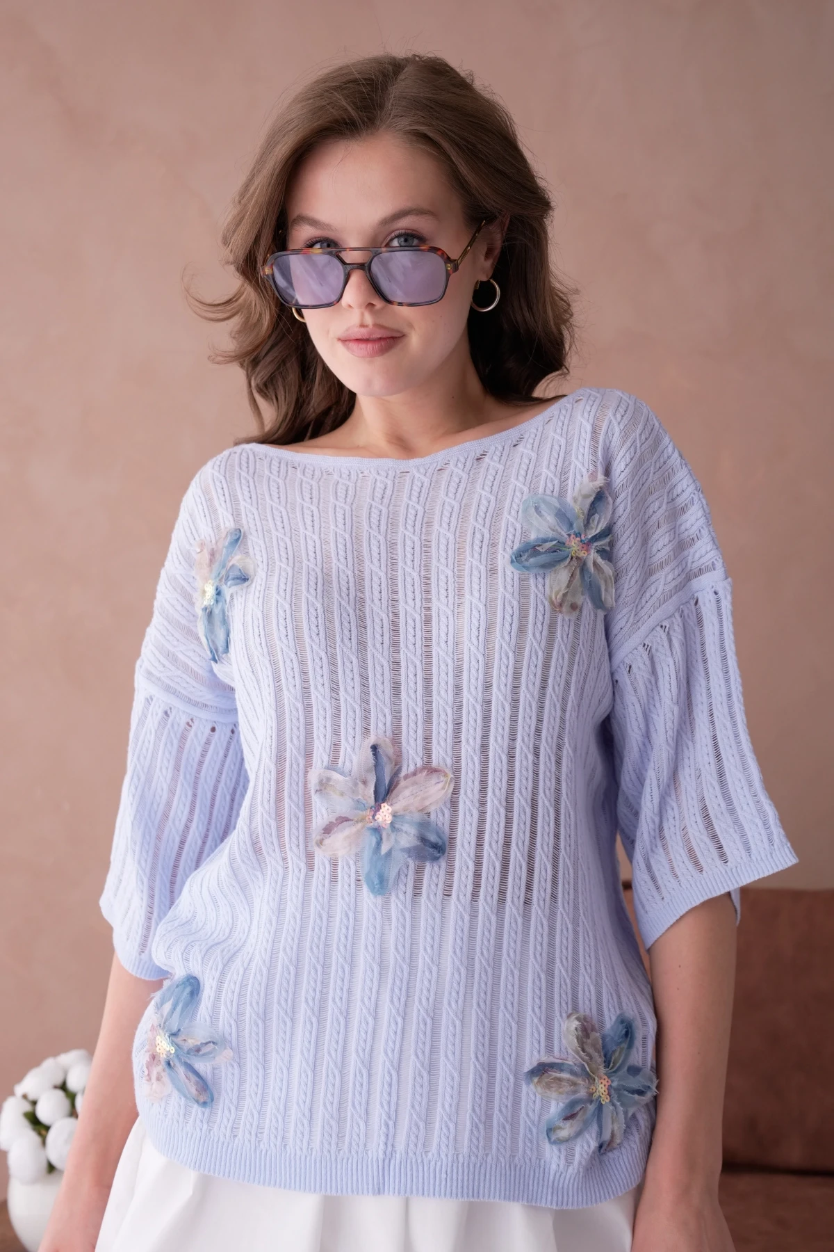 Kayık Yaka Çiçek Aplikeli Salaş Triko Kazak