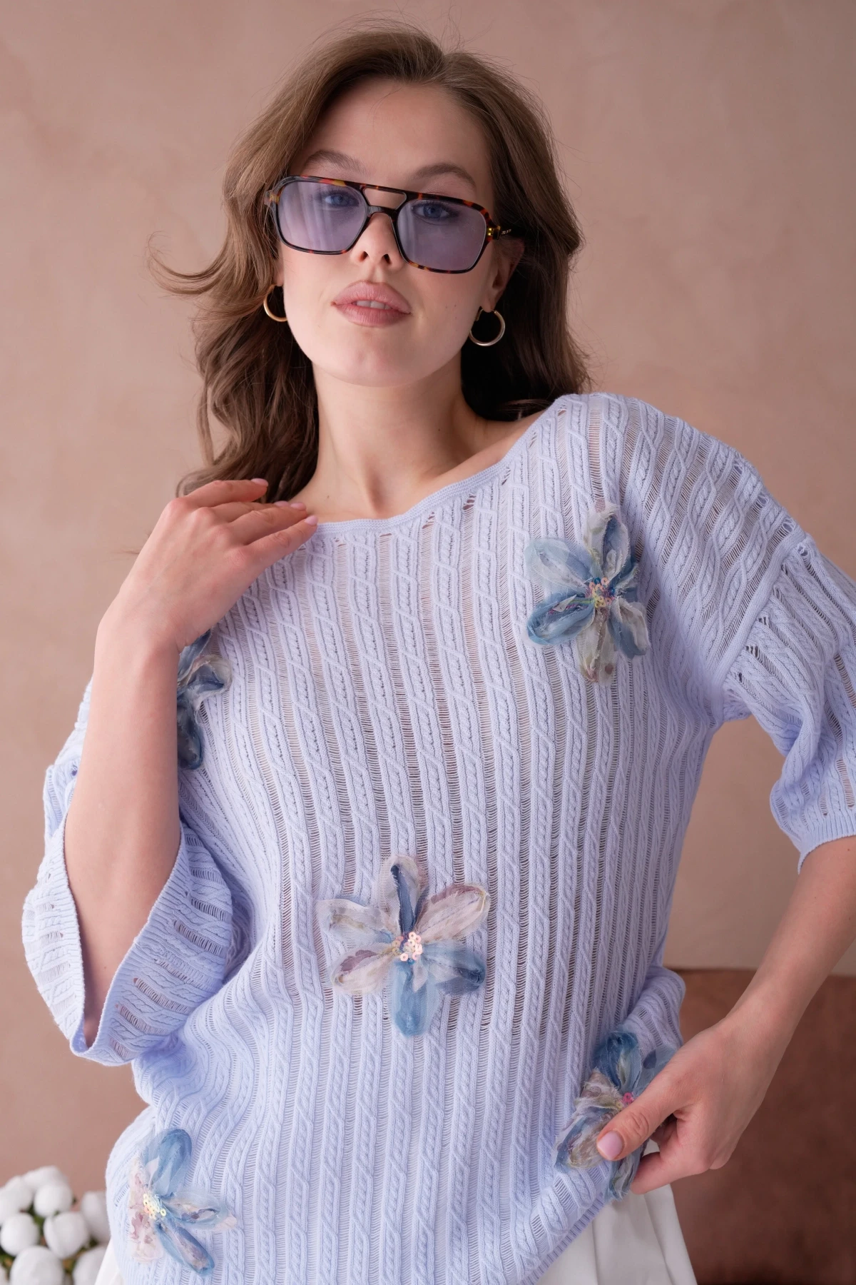 Kayık Yaka Çiçek Aplikeli Salaş Triko Kazak