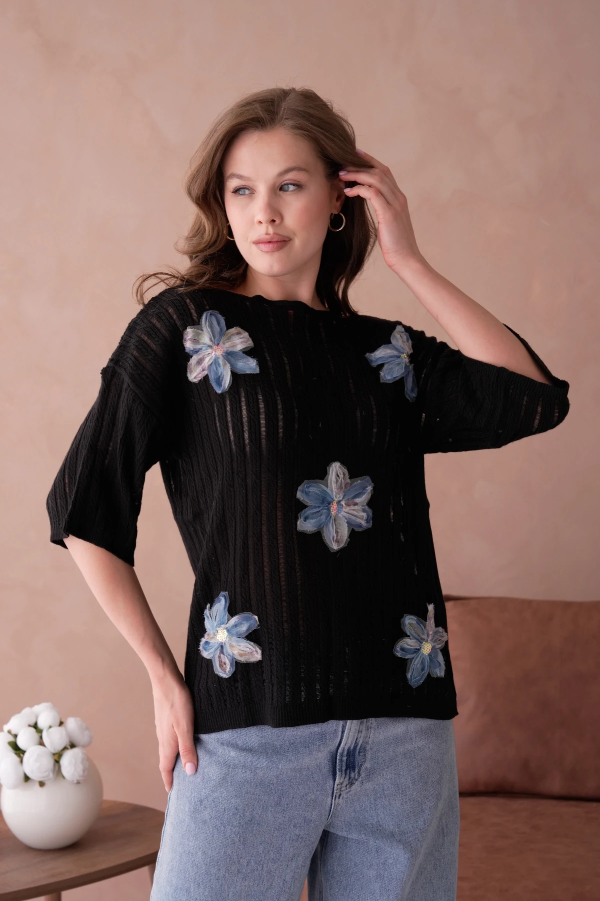 Kayık Yaka Çiçek Aplikeli Salaş Triko Kazak