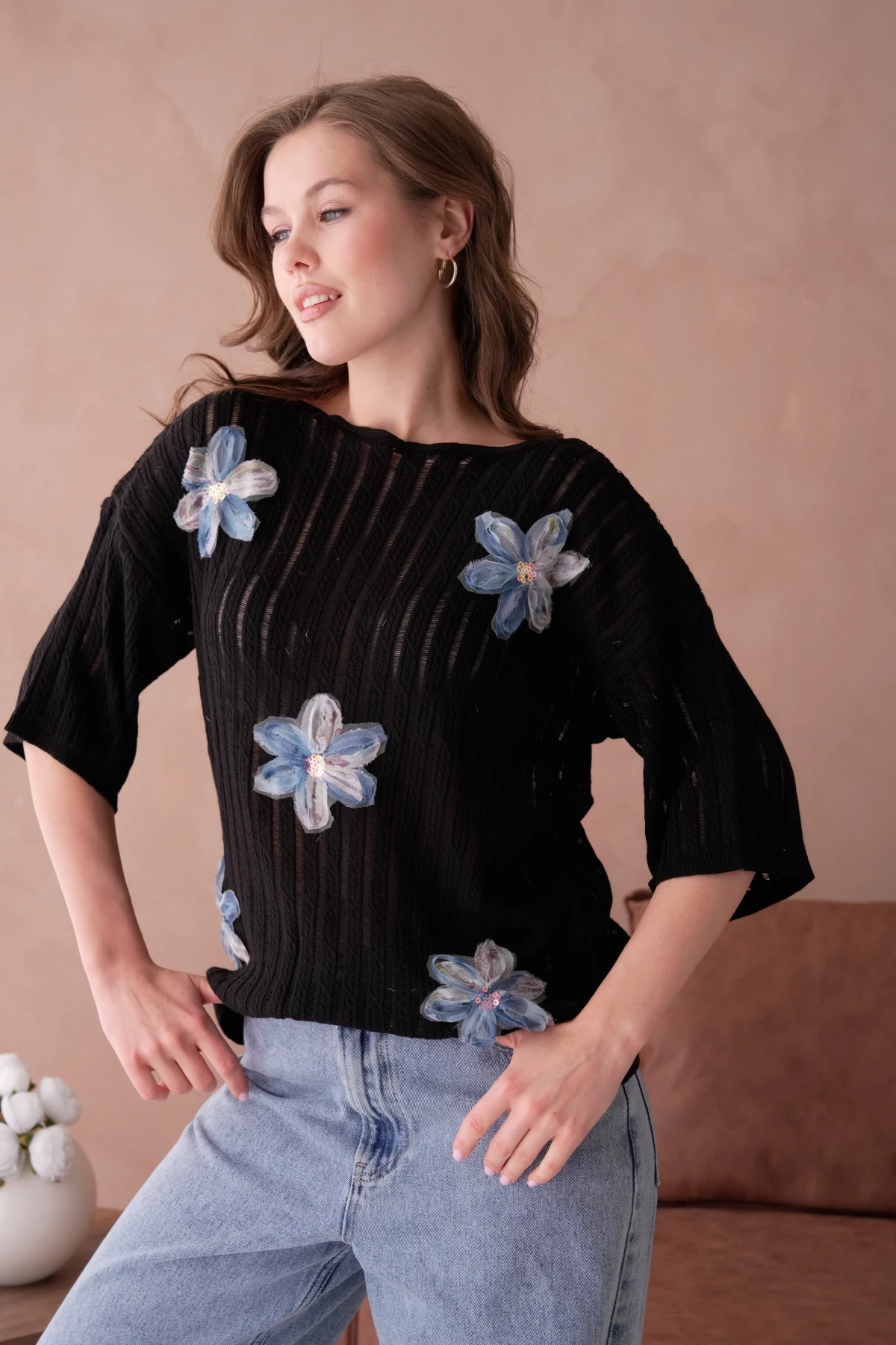 Kayık Yaka Çiçek Aplikeli Salaş Triko Kazak