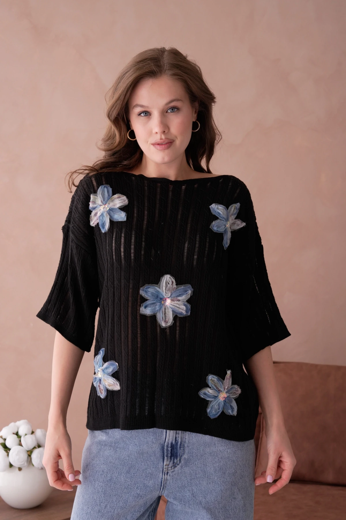 Kayık Yaka Çiçek Aplikeli Salaş Triko Kazak