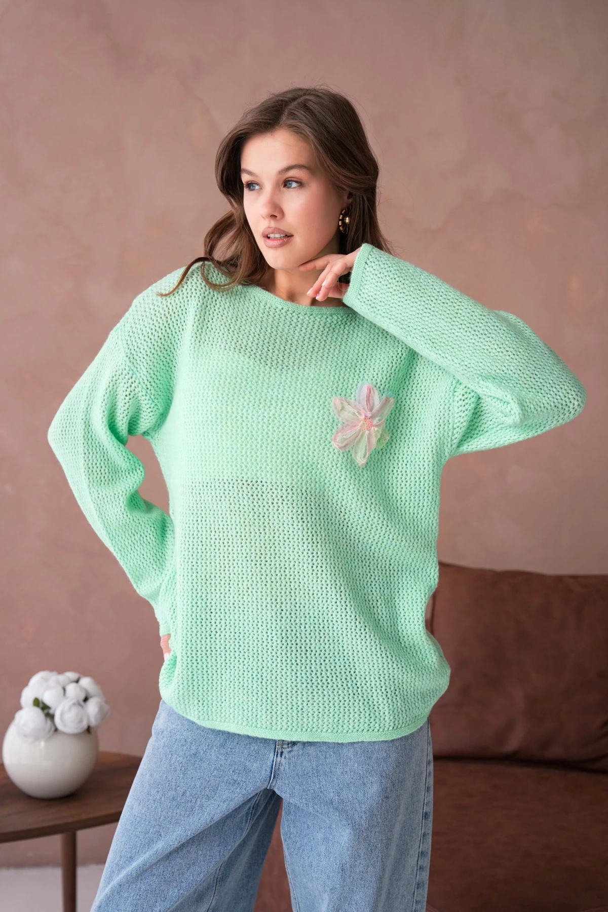 Kayık Yaka Dokulu Aplikeli Uzun Kol Kazak