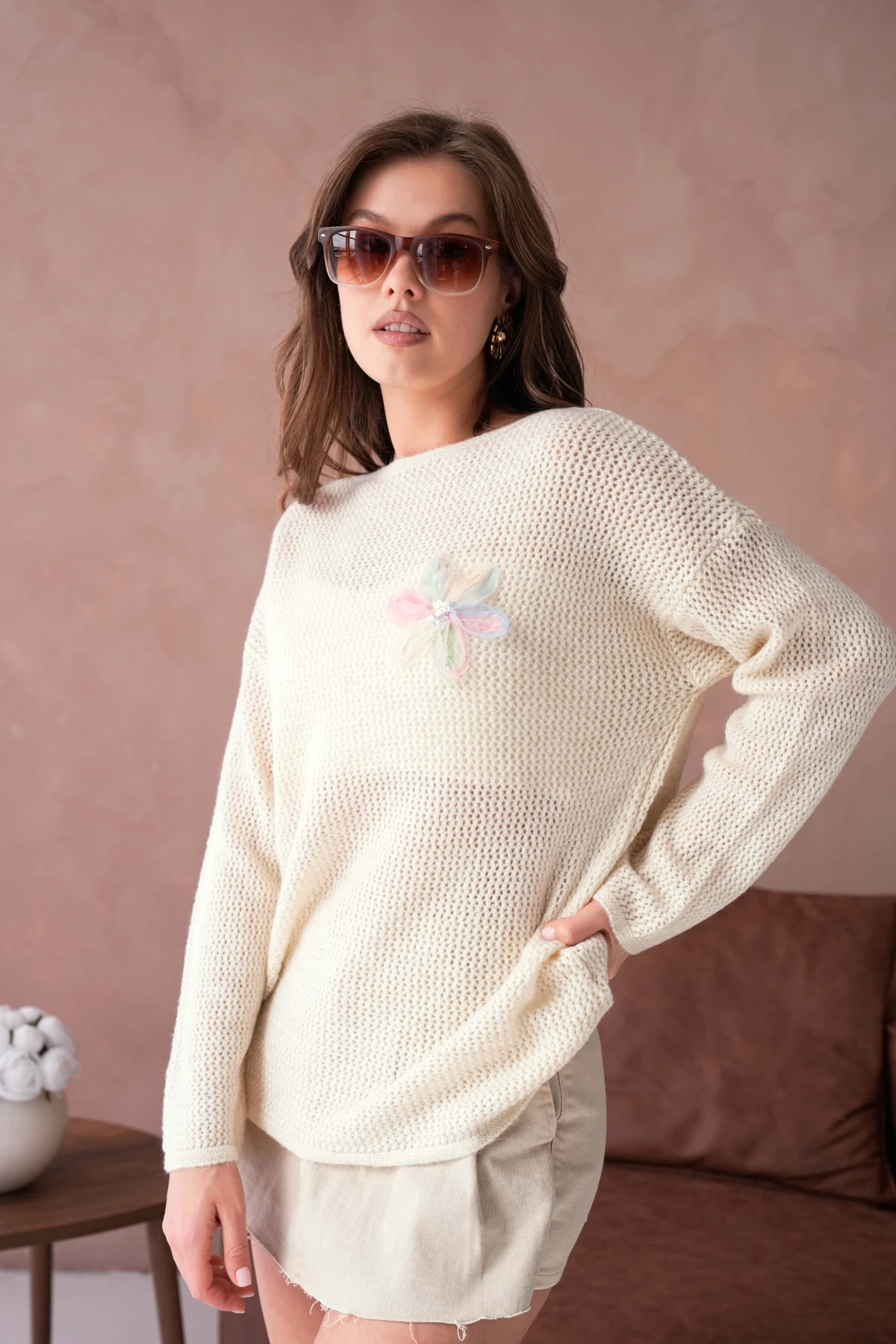 Kayık Yaka Dokulu Aplikeli Uzun Kol Kazak