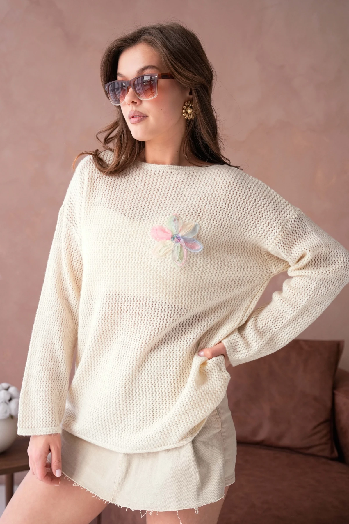 Kayık Yaka Dokulu Aplikeli Uzun Kol Kazak