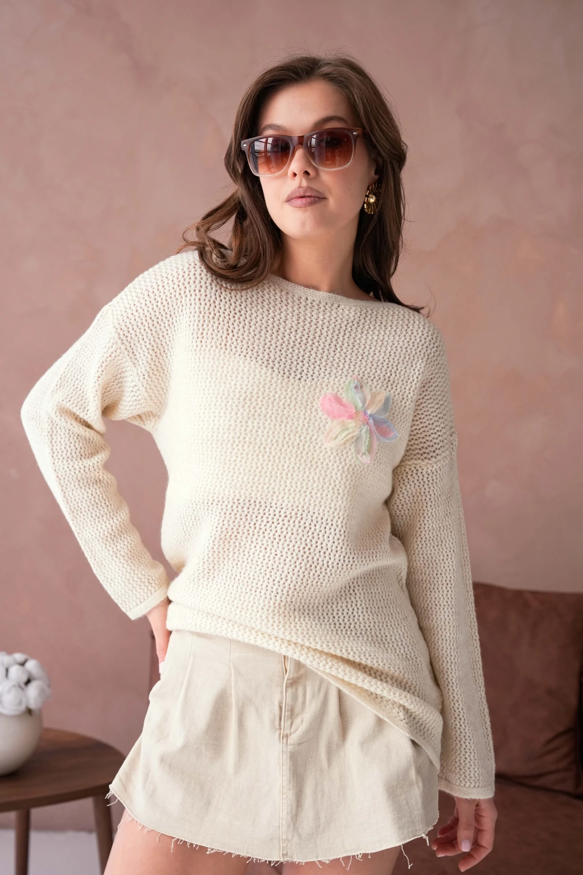 Kayık Yaka Dokulu Aplikeli Uzun Kol Kazak