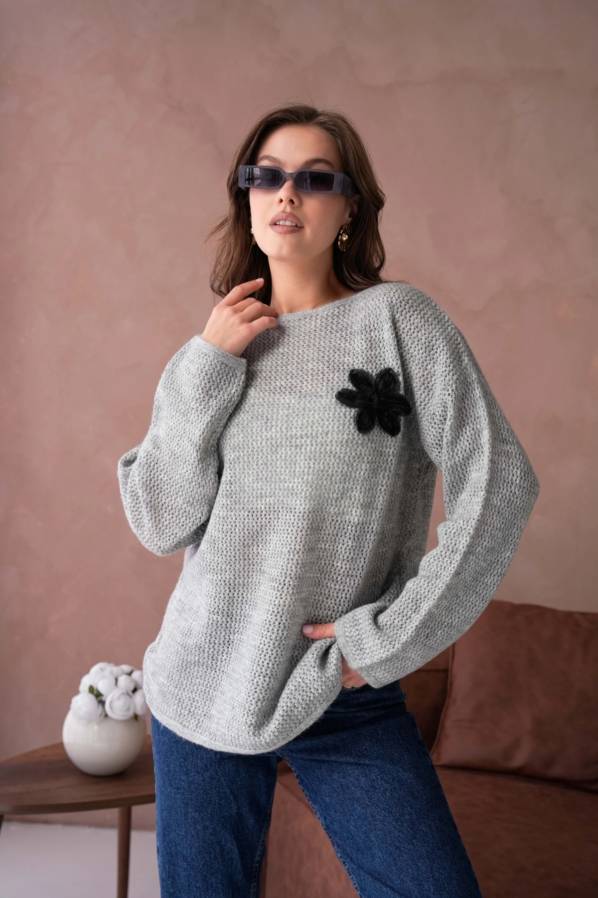 Kayık Yaka Dokulu Aplikeli Uzun Kol Kazak