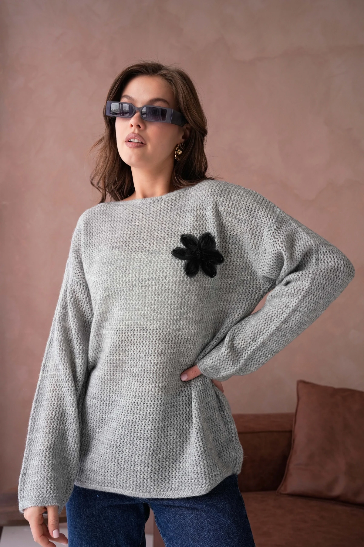 Kayık Yaka Dokulu Aplikeli Uzun Kol Kazak