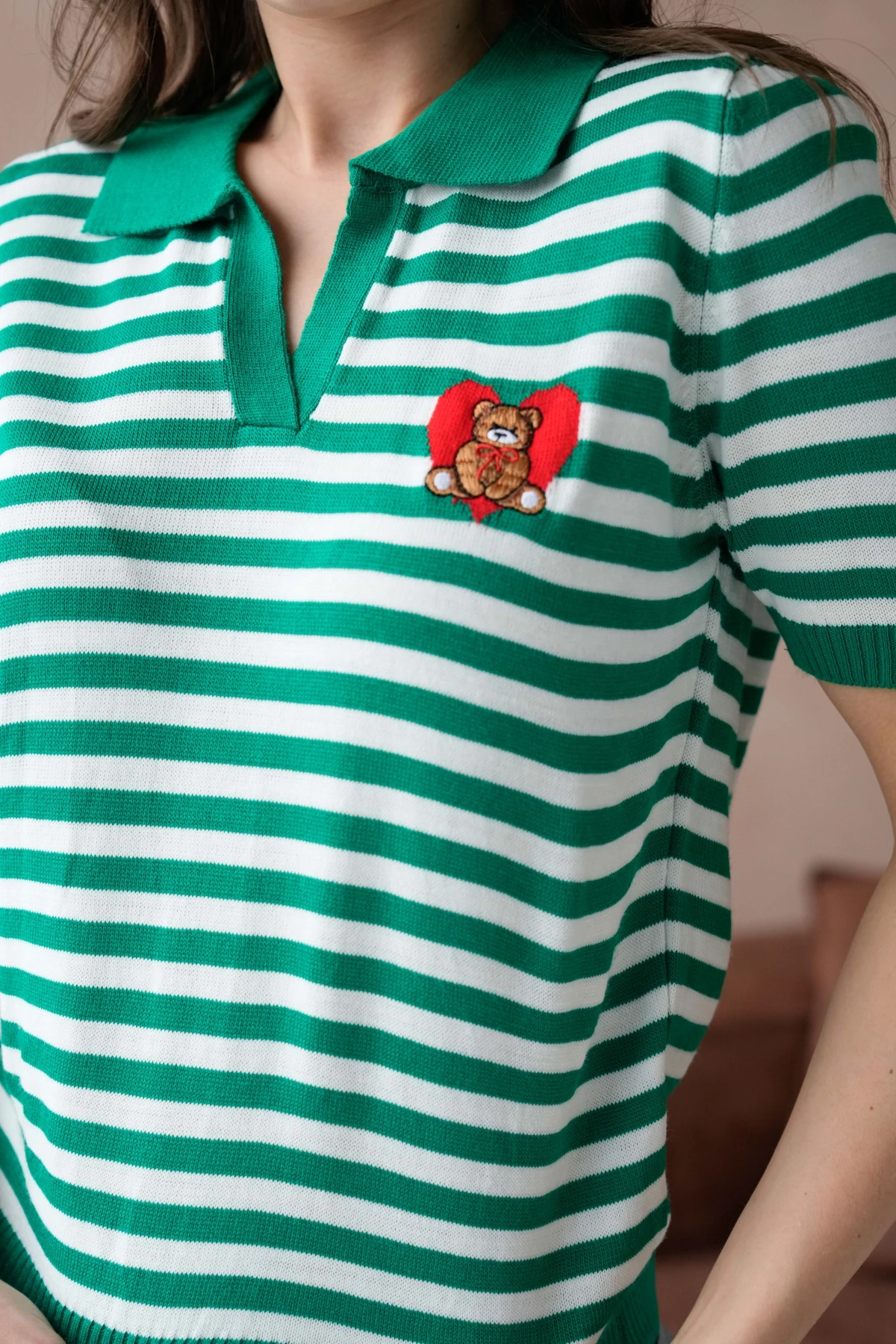 Polo Yaka Nakış Detaylı Çizgili Triko Kazak