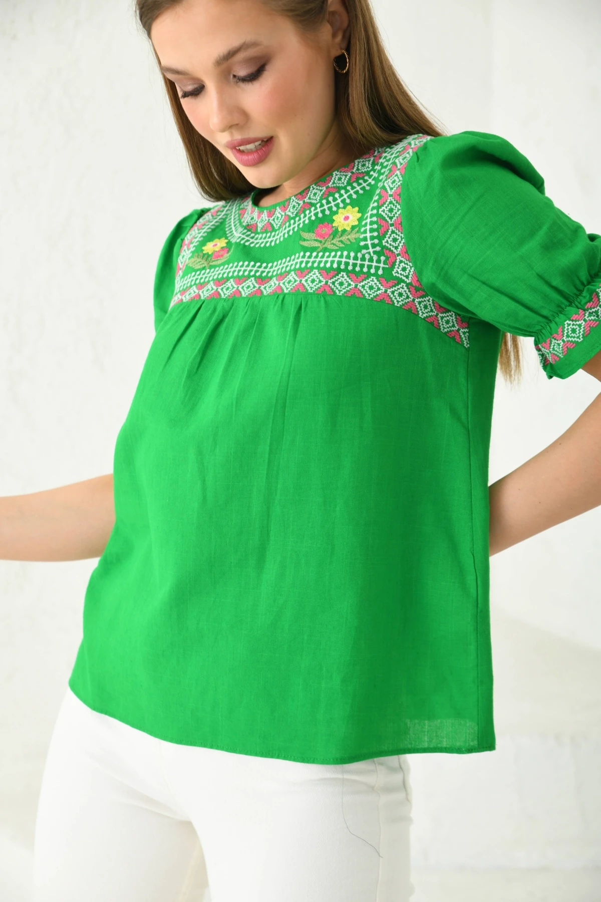 Nakış İşlemeli Dokuma Gömlek