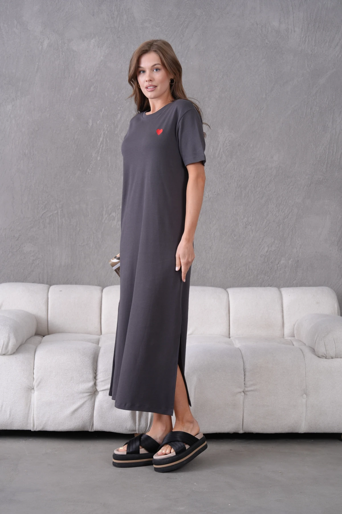 Nakış İşlemeli Kısa Kol Yırtmaçlı Yazlık Penye Elbise