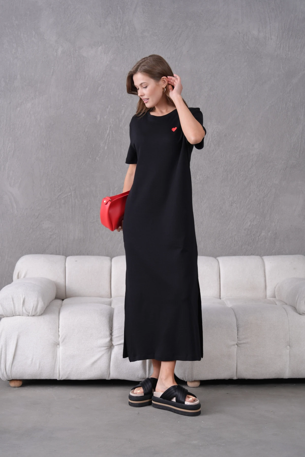 Nakış İşlemeli Kısa Kol Yırtmaçlı Yazlık Penye Elbise