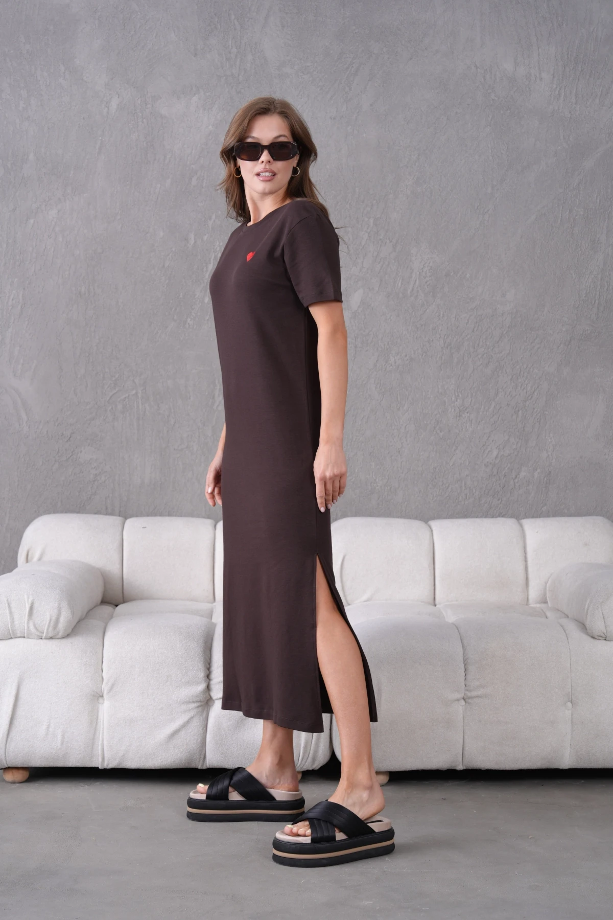 Nakış İşlemeli Kısa Kol Yırtmaçlı Yazlık Penye Elbise