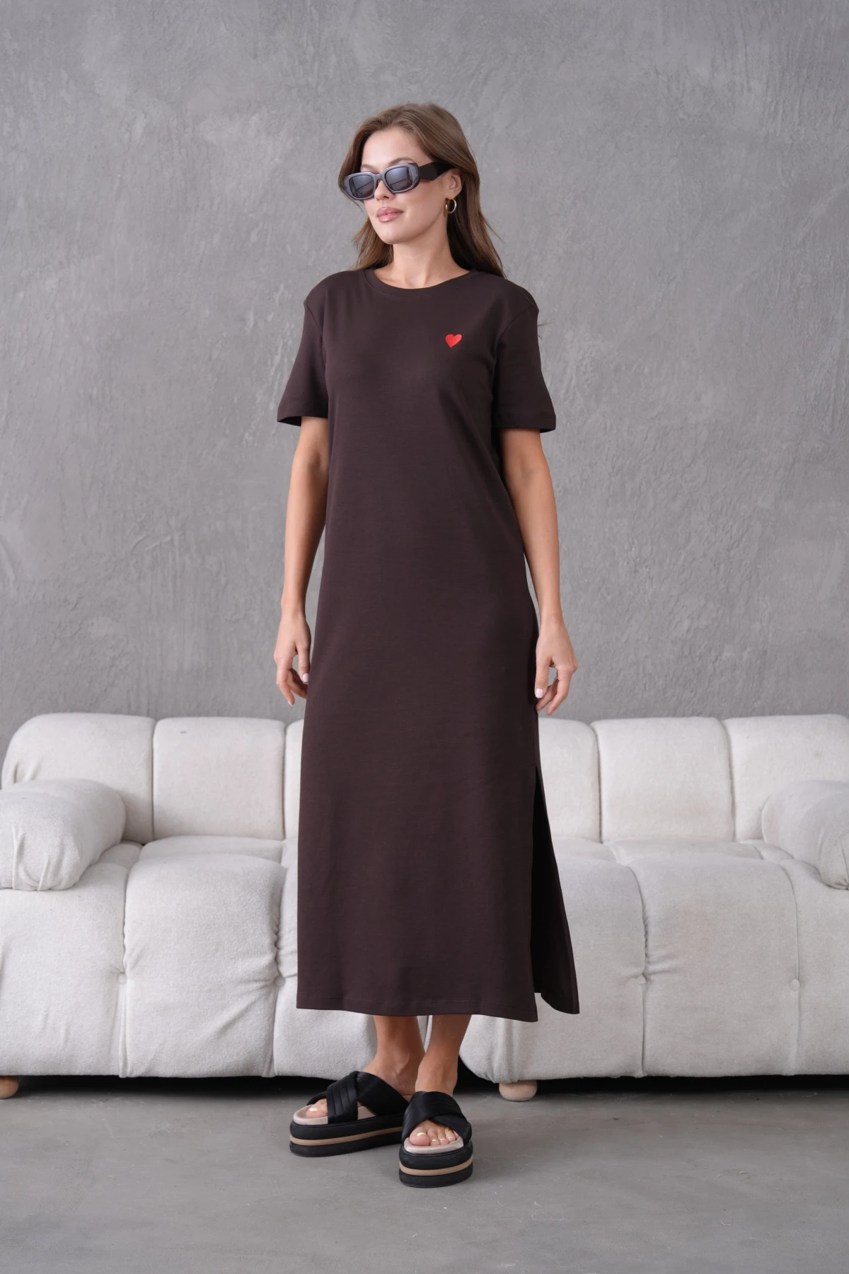 Nakış İşlemeli Kısa Kol Yırtmaçlı Yazlık Penye Elbise