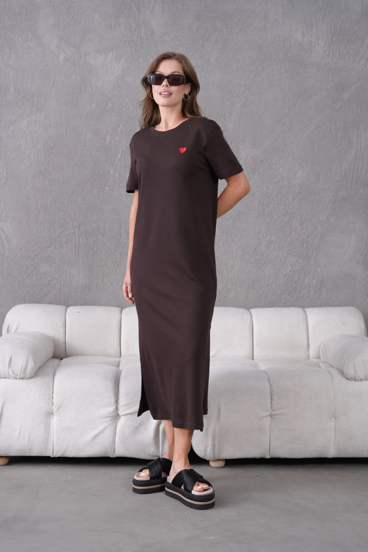 Nakış İşlemeli Kısa Kol Yırtmaçlı Yazlık Penye Elbise