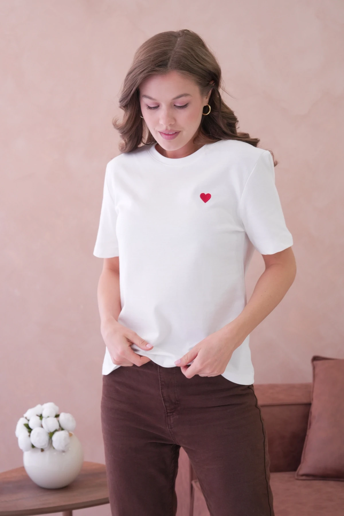 Bisiklet Yaka Kalp Nakışlı Basic T-Shirt