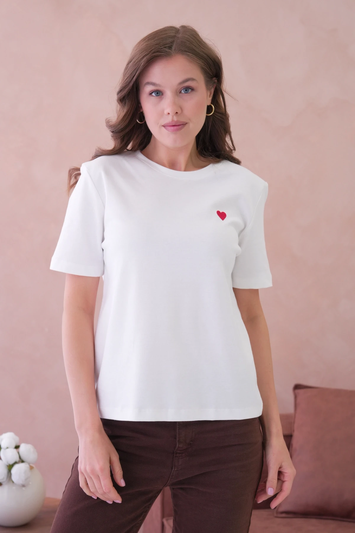Bisiklet Yaka Kalp Nakışlı Basic T-Shirt