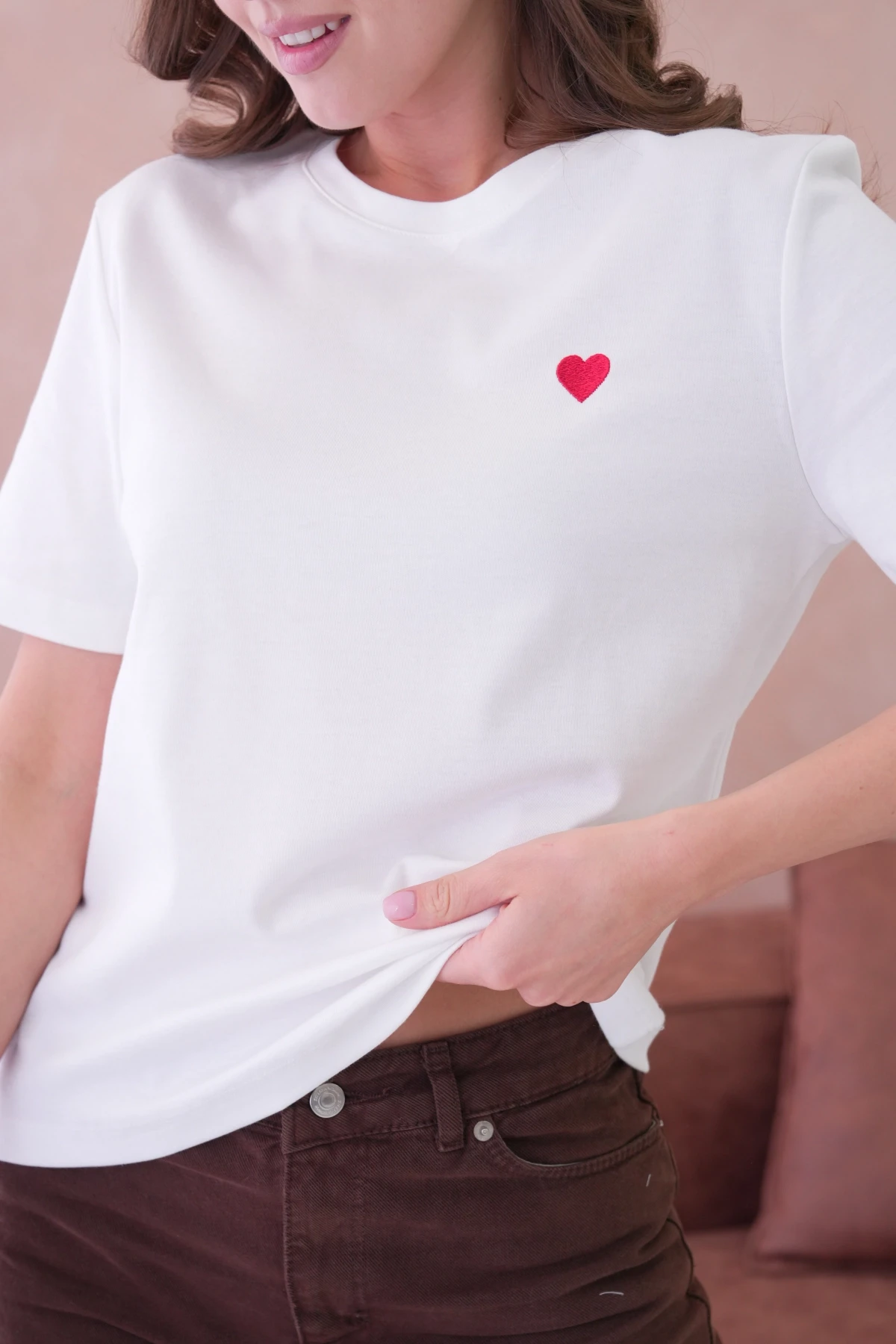 Bisiklet Yaka Kalp Nakışlı Basic T-Shirt