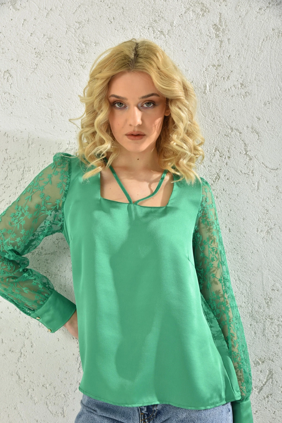 Kare Yaka Kolları Tül Detaylı Dokuma Bluz