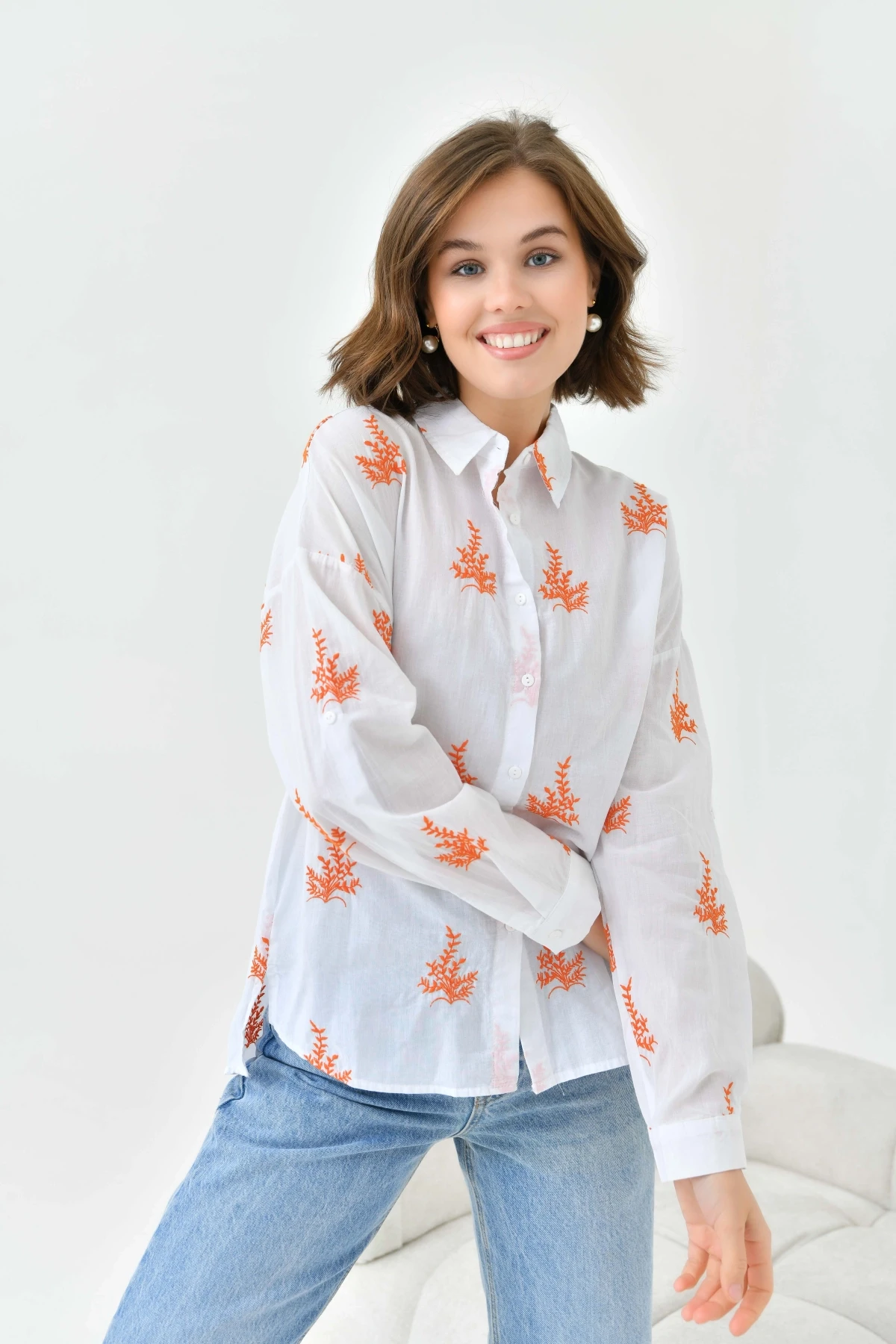 Çiçek Nakış İşlemeli İnce Pamuk Dokuma Gömlek