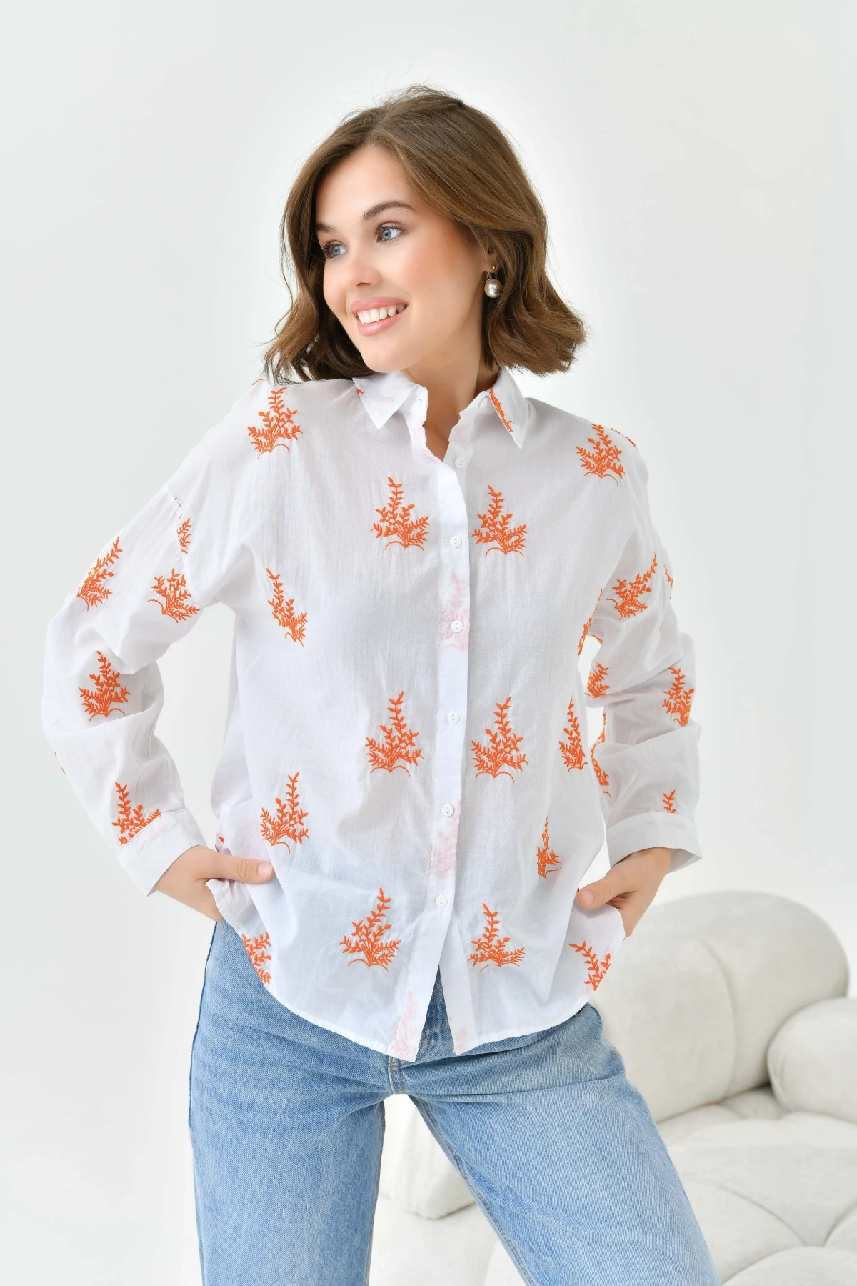 Çiçek Nakış İşlemeli İnce Pamuk Dokuma Gömlek