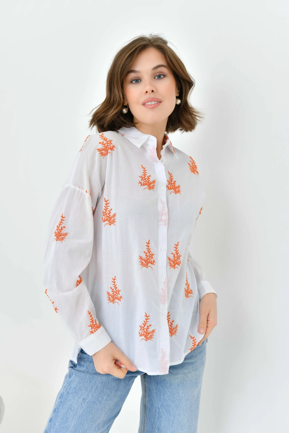 Çiçek Nakış İşlemeli İnce Pamuk Dokuma Gömlek