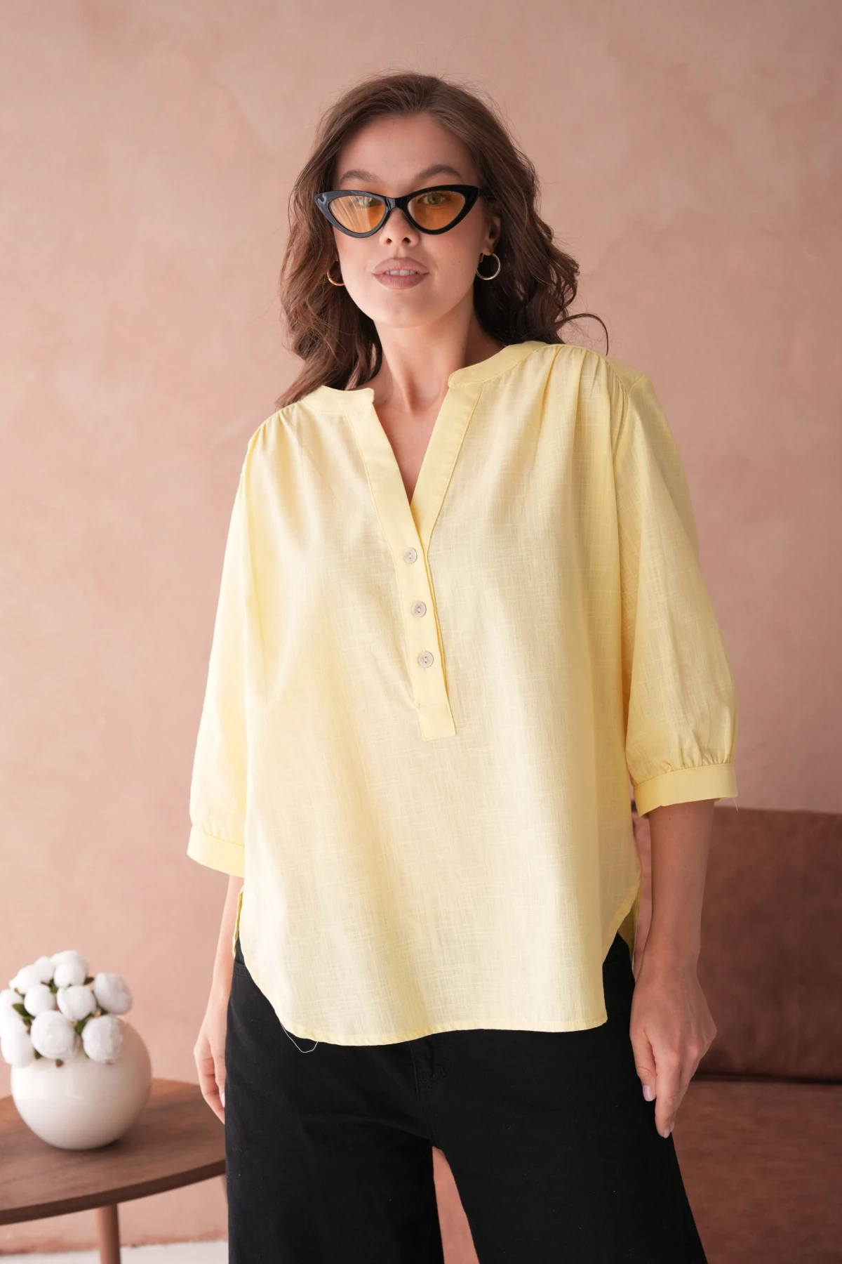 V Yaka Düğme Detaylı Dokuma Bluz