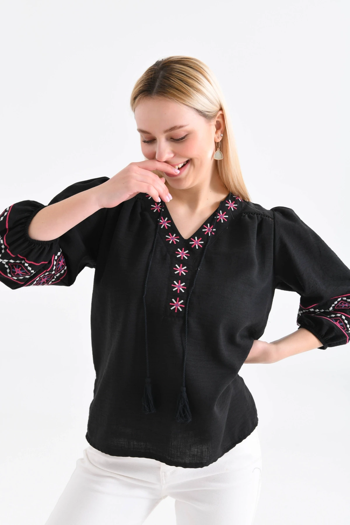 Kadın V Yaka Nakış Bağlama Detaylı Salaş Bluz