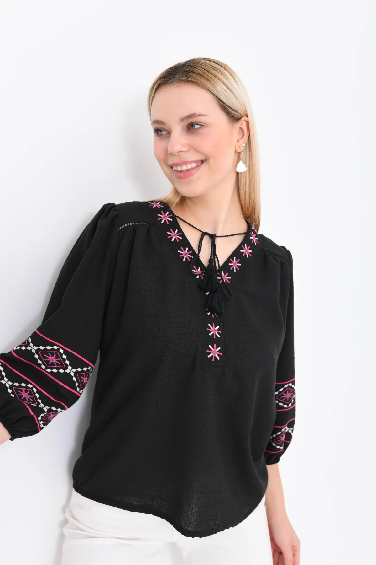 Kadın V Yaka Nakış Bağlama Detaylı Salaş Bluz