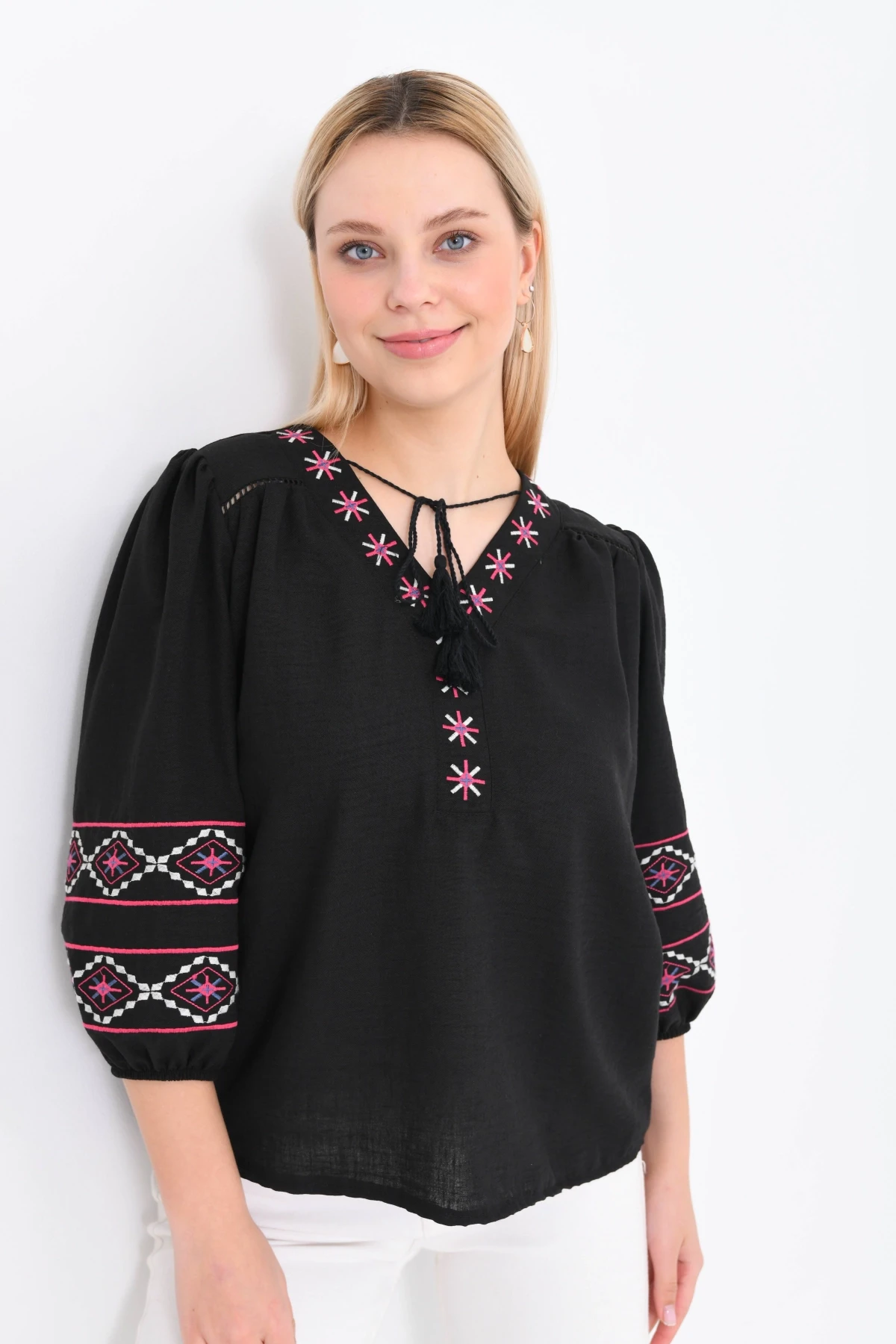 Kadın V Yaka Nakış Bağlama Detaylı Salaş Bluz